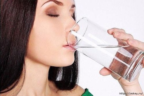Súc họng bằng nước muối có giúp bạn chống được COVID-19?