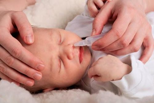 Có cần nhỏ mắt, mũi bằng nước muối sinh lý cho bé mỗi ngày?