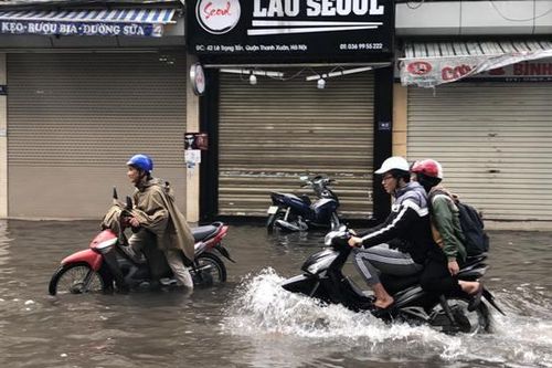Phố Hà Nội thành sông sau trận mưa dồn dập, Lai Châu mưa đá như tuyết trời âu