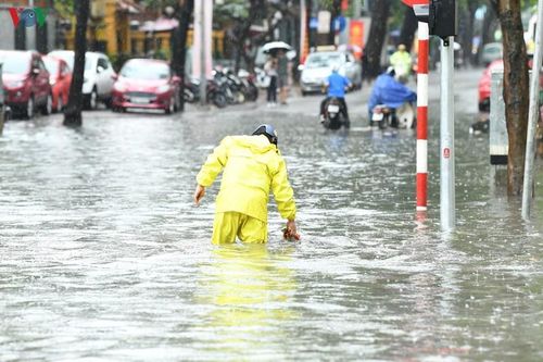 Bất ngờ với cơn mưa lớn, đường Hà Nội biến thành 'sông'