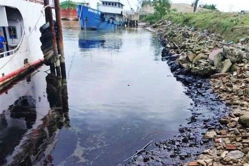 Truy tìm nguyên nhân vệt dầu dài 30 m dọc bờ sông Lam