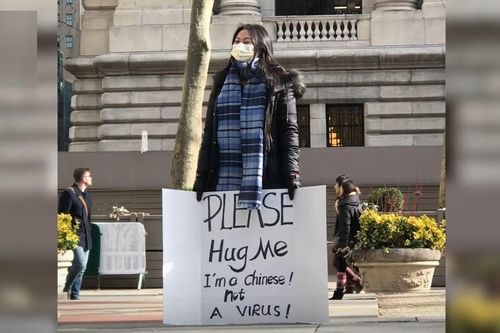 'Hãy ôm tôi. Tôi là người Trung Quốc, không phải virus!'