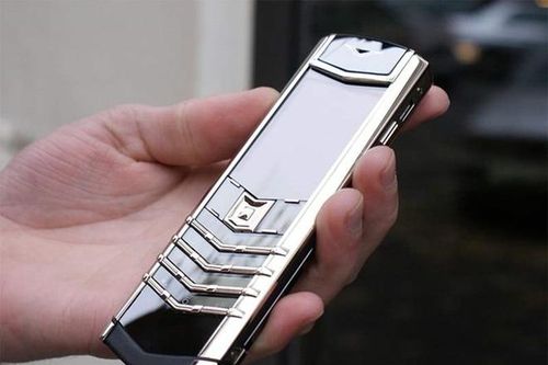 Trộm điện thoại Vertu trong chùa, chồng đưa vợ vào vòng lao lý
