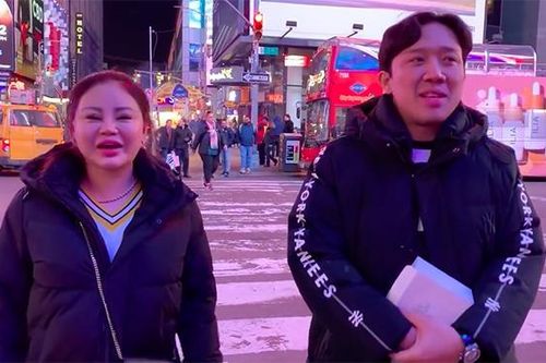 Lê Giang phát âm tiếng Anh hài hước khi dạo chơi New York cùng vợ chồng Trấn Thành