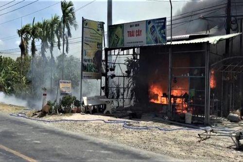 Hỏa hoạn thiêu rụi cơ sở kinh doanh bao bì và hai căn nhà