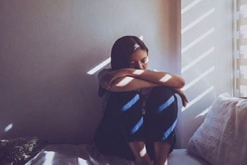 Em chồng tặng đôi bông tai khiến chị dâu rơi vào tủi nhục