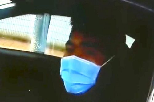 Tài xế đeo hơn chục khẩu trang cùng lúc để chống virus corona