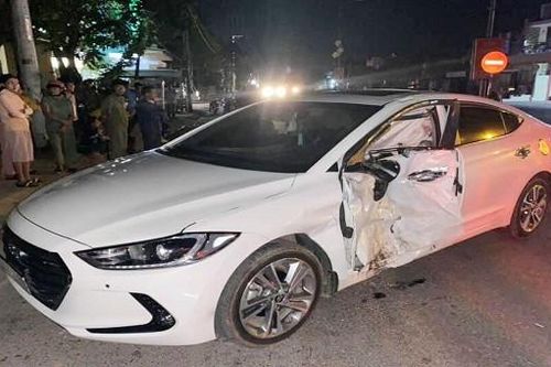 Va chạm xe máy với ô tô lúc nửa đêm, 2 thiếu niên tử vong