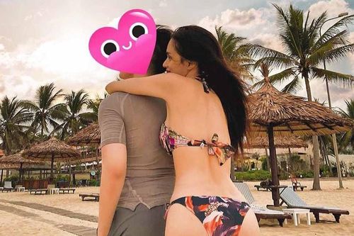 'Hoa hậu chuyển giới' Hương Giang diện bikini 'bỏng rẫy' ôm trai lạ