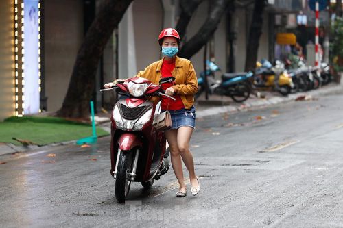 Hà Nội: Mặt đường đầy dầu mỡ, xe máy đổ la liệt trên đường Bùi Thị Xuân
