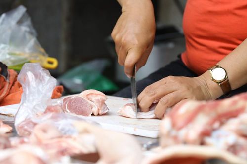 Thịt lợn chợ truyền thống Hà Nội bất ngờ tăng giá