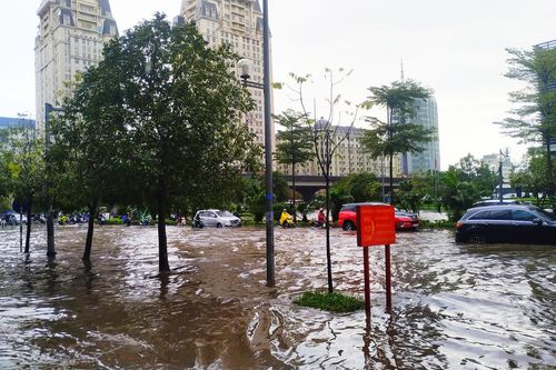 Nhiều tuyến phố Hà Nội ngập sâu do mưa lớn