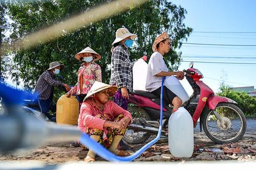 Cơn khát cực đại, vác can đi hứng 'báu vật quý như vàng'