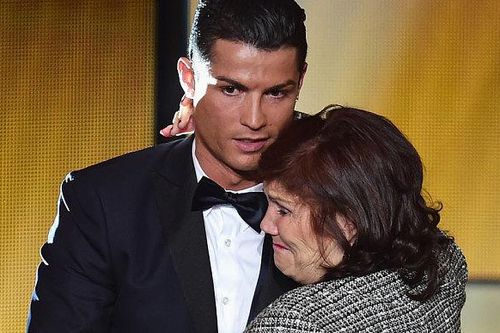 Mẹ Ronaldo nhập viện khẩn cấp vì đột quỵ