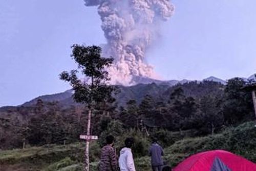 Núi lửa mạnh nhất Indonesia phun cột khói bụi cao 6km, sân bay Solo đóng cửa