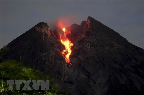 Núi lửa Merapi tại Indonesia phun tro bụi cao 6.000 mét