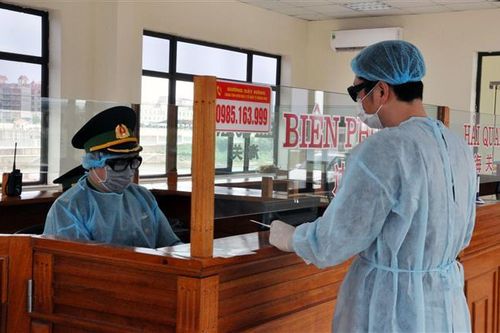 Những chiến sĩ quân hàm xanh căng mình chống dịch COVID-19