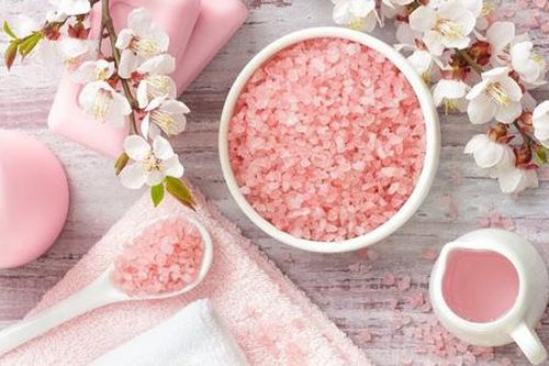 Lợi ích tuyệt vời khi bạn bỏ muối vào dầu gội và sữa tắm