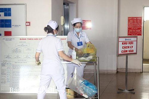 Chuyển cách ly y tế và lấy mẫu xét nghiệm 2 trường hợp về từ Hàn Quốc