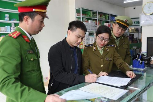 Nhiều thẻ đeo chống virus không rõ nguồn gốc lưu thông tại Hà Nội
