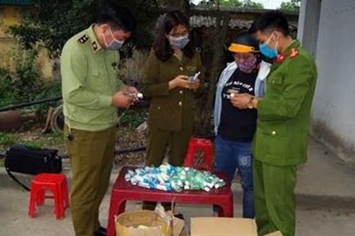 Thu giữ 500 chai nước rửa tay không rõ nguồn gốc xuất xứ