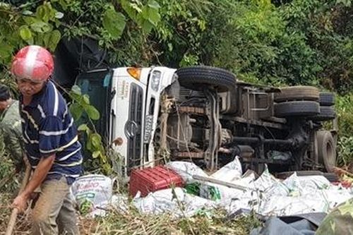 Xe tải chở 15 tấn phân bón lao xuống vực sâu trên đèo Bảo Lộc