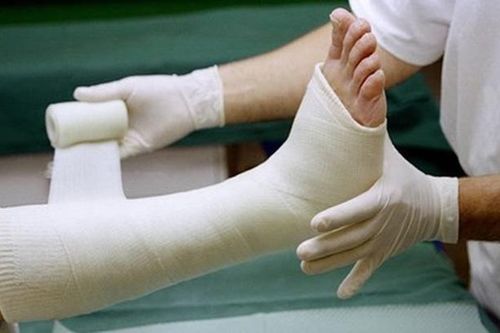 Tự điều trị thuốc nam tại nhà, người đàn ông suýt mất chân