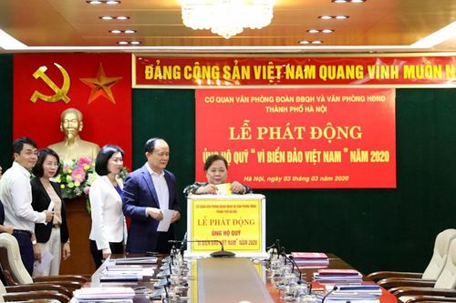 Cán bộ, công chức Hà Nội ủng hộ Quỹ 'Vì biển, đảo Việt Nam'