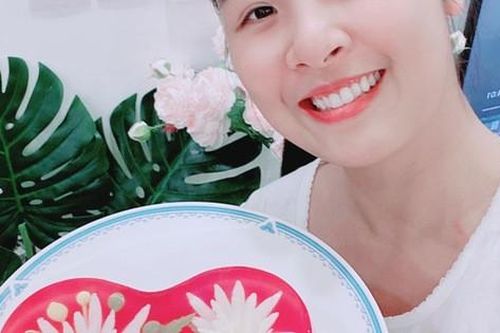 Lần đầu vào bếp, Hoa hậu Ngọc Hân làm chị em ngỡ ngàng vì tài khéo léo