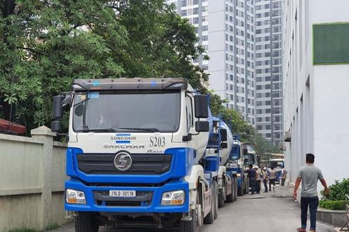 Thi công đường sắt đô thị: 32 xe bồn chở bê tông được 'đặc cách' đi vào phố trong ngày