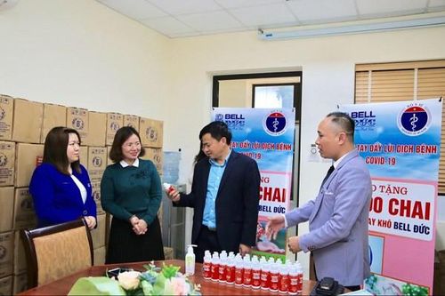 Trao tặng Bộ Y tế 20.000 chai nước rửa tay khô, chung tay chống dịch Covid-19