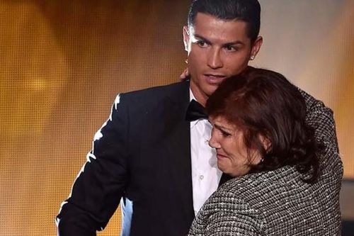 Ronaldo vui mừng thông báo tin tốt lành về mẹ sau cơn đột quỵ