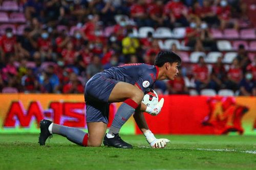 Thủ môn Muangthong United tiết lộ bí quyết đánh bại Văn Lâm