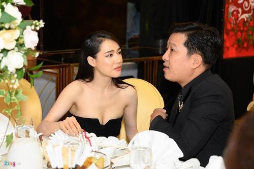 Nhã Phương mở hộp quà của Trường Giang