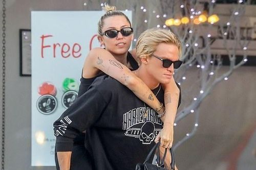 Miley Cyrus và bạn trai tình cảm trên phố