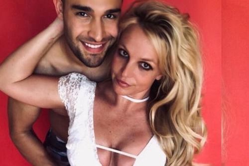 Khoảnh khắc của Britney Spears và bạn trai kém 13 tuổi