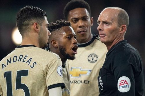 CĐV MU lo lắng khi biết Mike Dean sẽ cầm còi ở derby Manchester