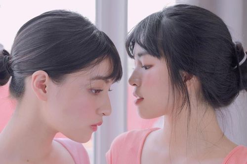 Hồng và Trà Long 'Mắt biếc' diện áo đôi, gợi cảm trong bộ ảnh mới