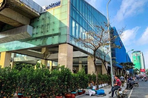 Những rào cản trên hè phố đẩy người đi bộ xuống lòng đường