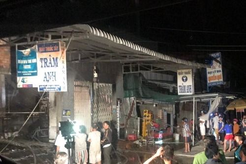 Cháy tiệm tạp hóa giữa đêm khuya, cả gia đình nhảy xuống sông thoát thân