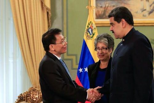 Đại sứ Lê Viết Duyên trình Thư Ủy nhiệm lên Tổng thống Venezuela Nicolas Maduro