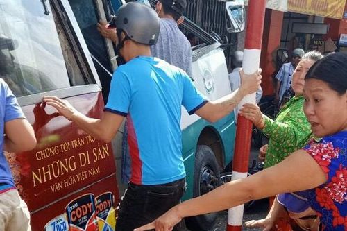 Xe buýt mất lái tông một phụ nữ tử vong