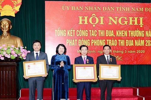 Chủ tịch UBND tỉnh Nam Định nhận Huân chương Lao động hạng Nhì
