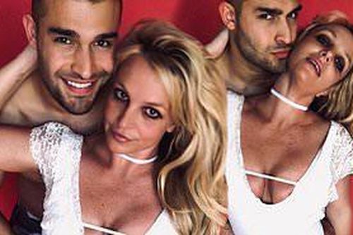 Britney Spears mừng sinh nhật bồ trẻ bằng loạt ảnh nóng bỏng