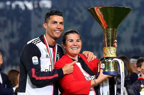 Mẹ đột quỵ, Ronaldo vội vã trở về quê nhà