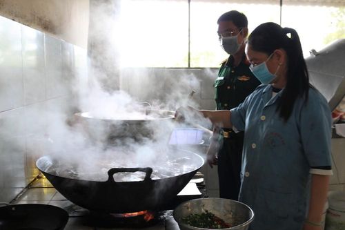 Tiêu chuẩn bộ đội ăn thế nào, người ở khu cách ly được ăn như vậy