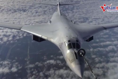 Xem máy bay ném bom Nga tiếp liệu ngoạn mục ở tốc độ 600km/h