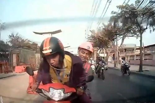 Tài xế mải nói chuyện với khách khiến xe máy tông thẳng đuôi ô tô