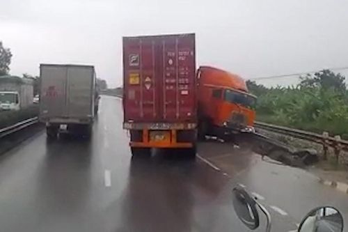 Phanh gấp giữa trời mưa, xe container xoay vòng trên đường