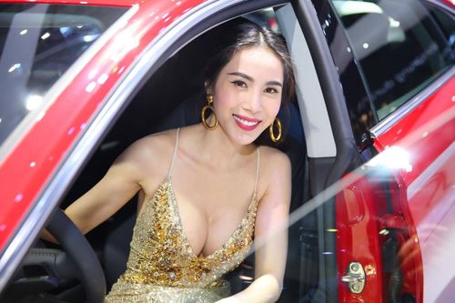 Vòng eo 56, Thủy Tiên tuổi 35 vẫn không ngại hở bạo